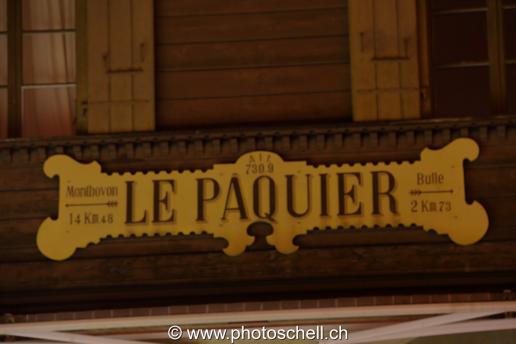 La gare du Pâquier la nuit