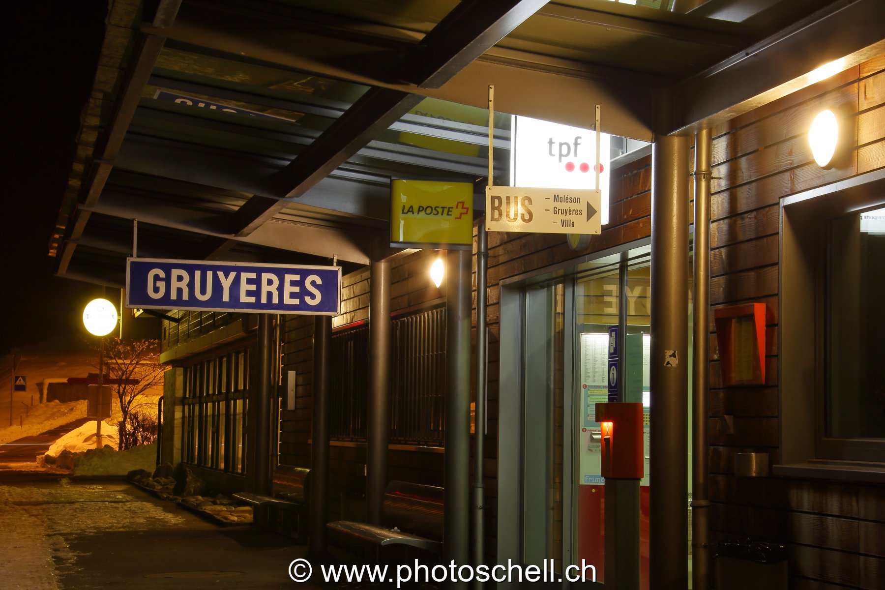 La gare CFF de Gruyères la nuit