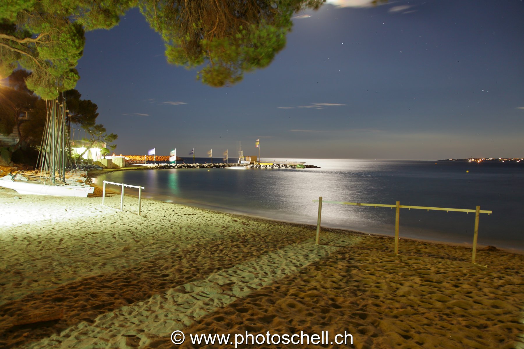 Pleine lune sur la plage