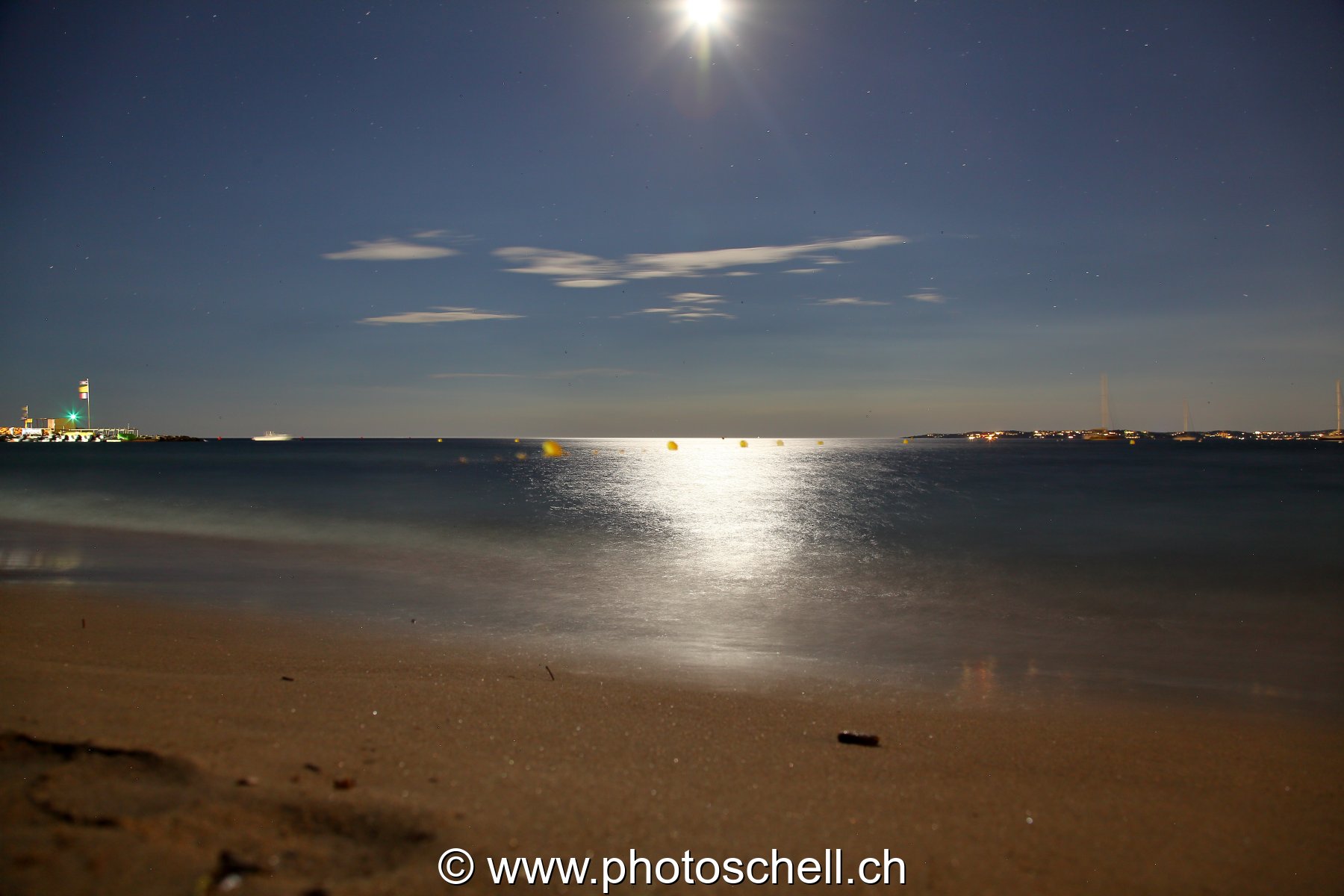 Pleine lune sur la plage