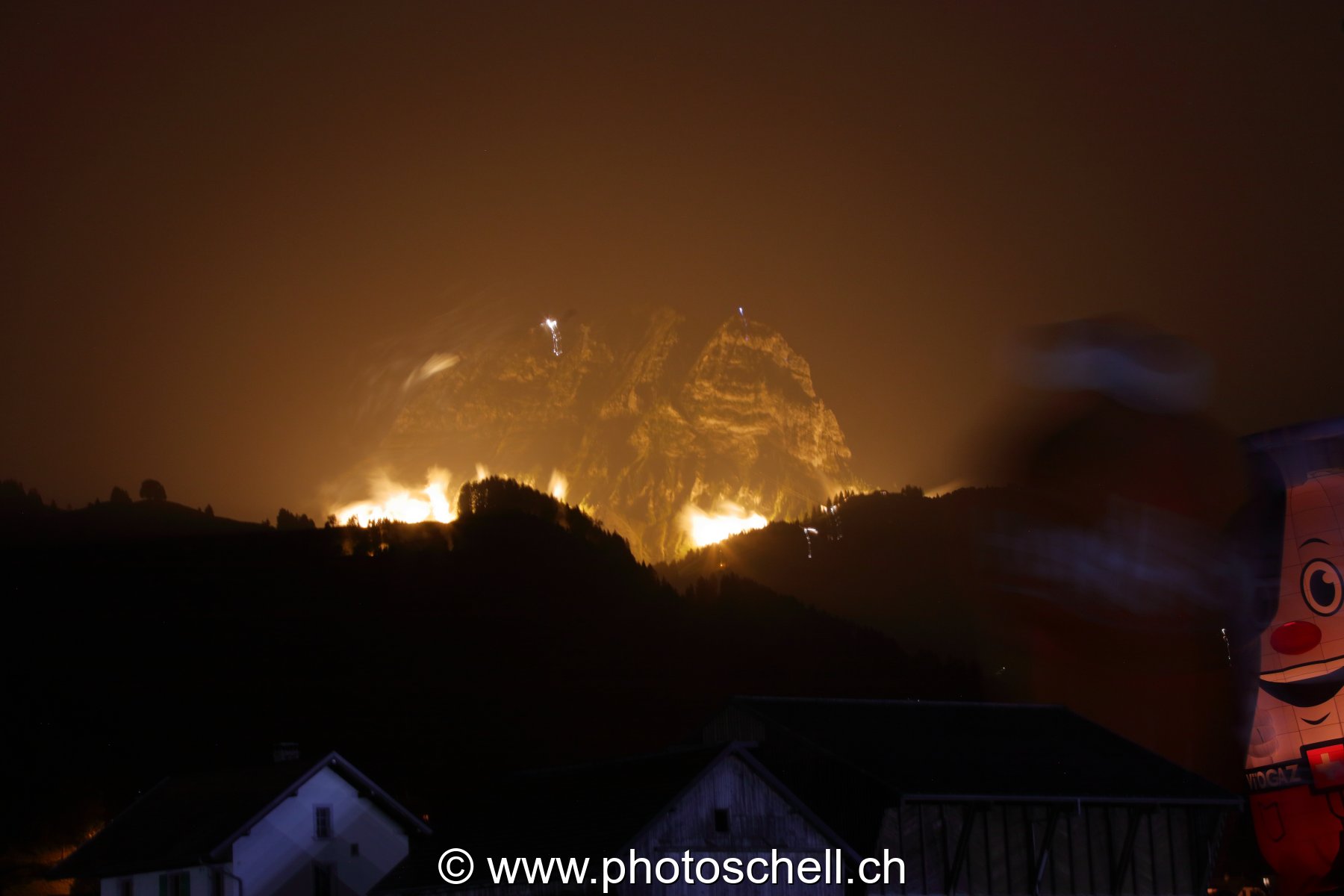 Le dent de Broc illuminée la nuit