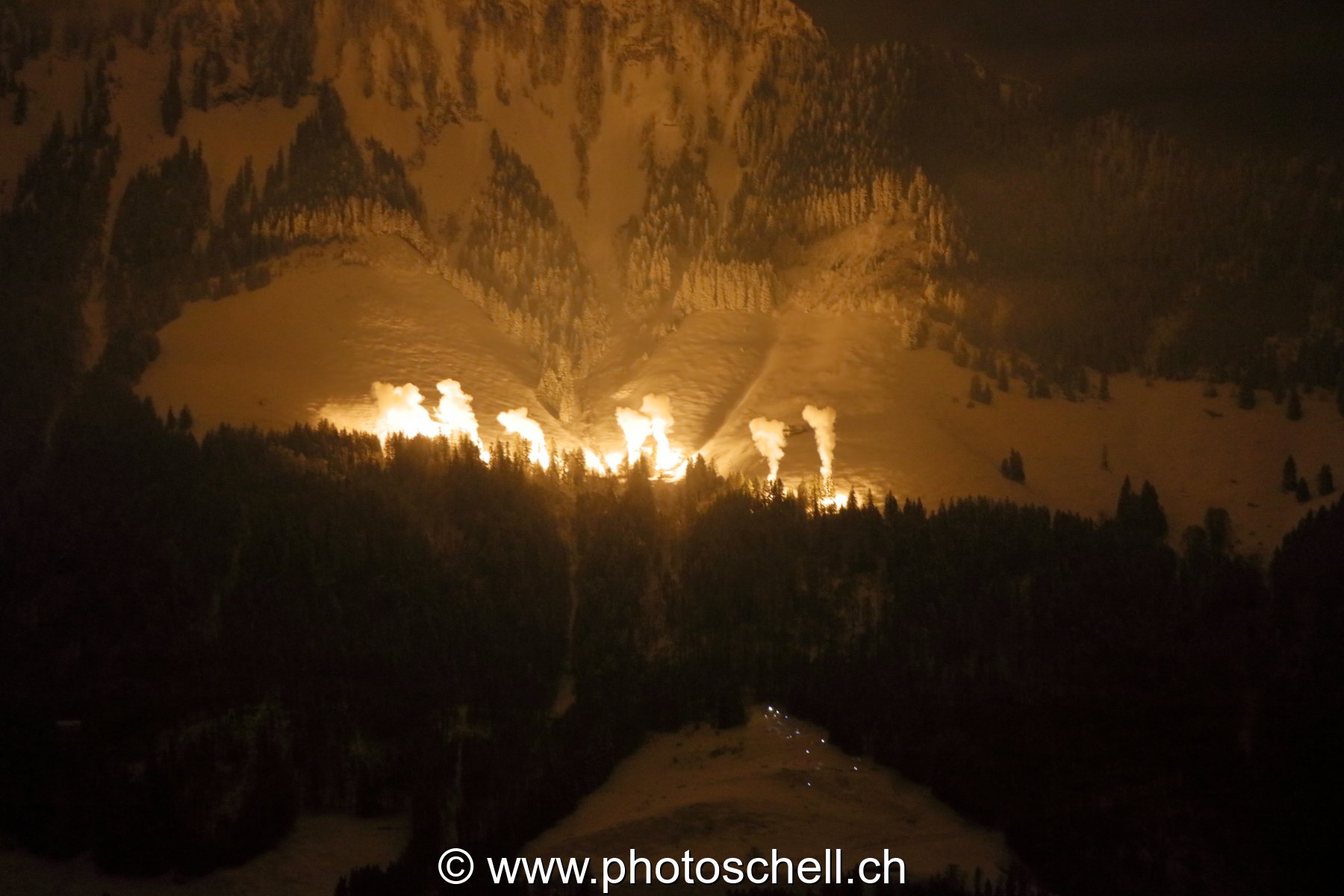 Dent de Broc illuminée par des feux d'artifices