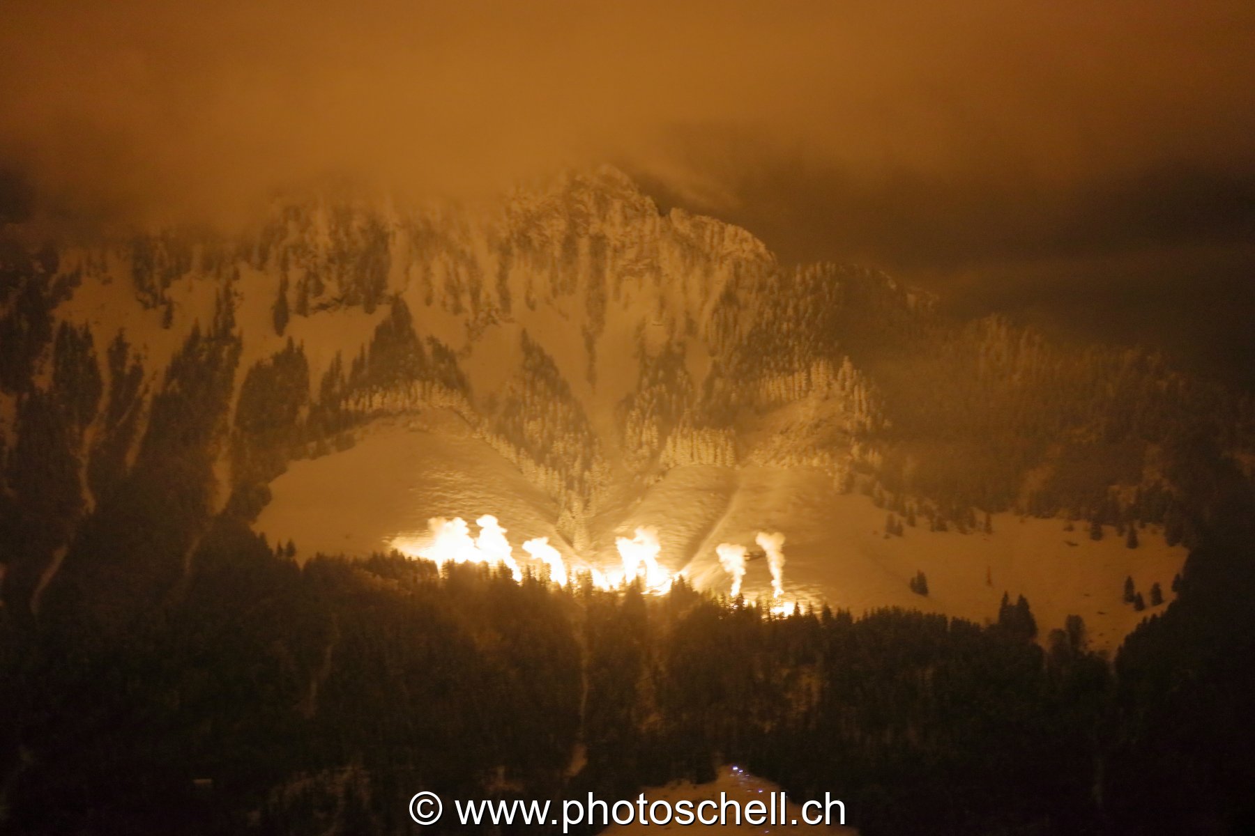 Dent de Broc illuminée par des feux d'artifices