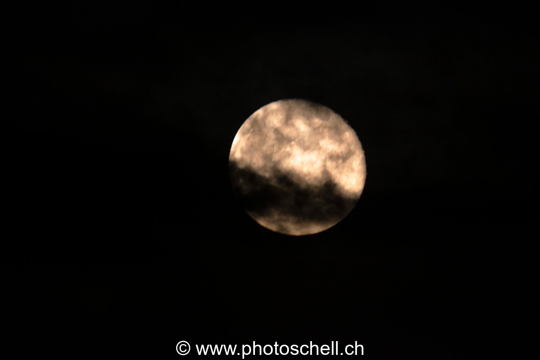Pleine lune sous les nuages