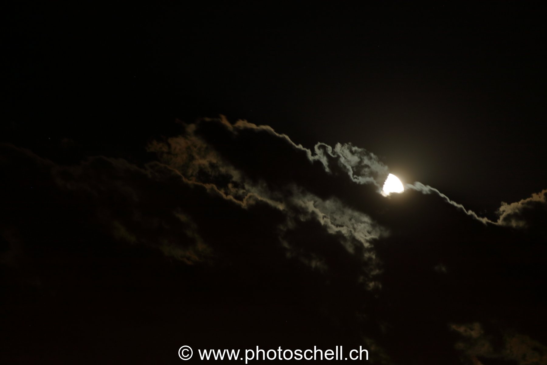 Lune cachée derrière les nuages