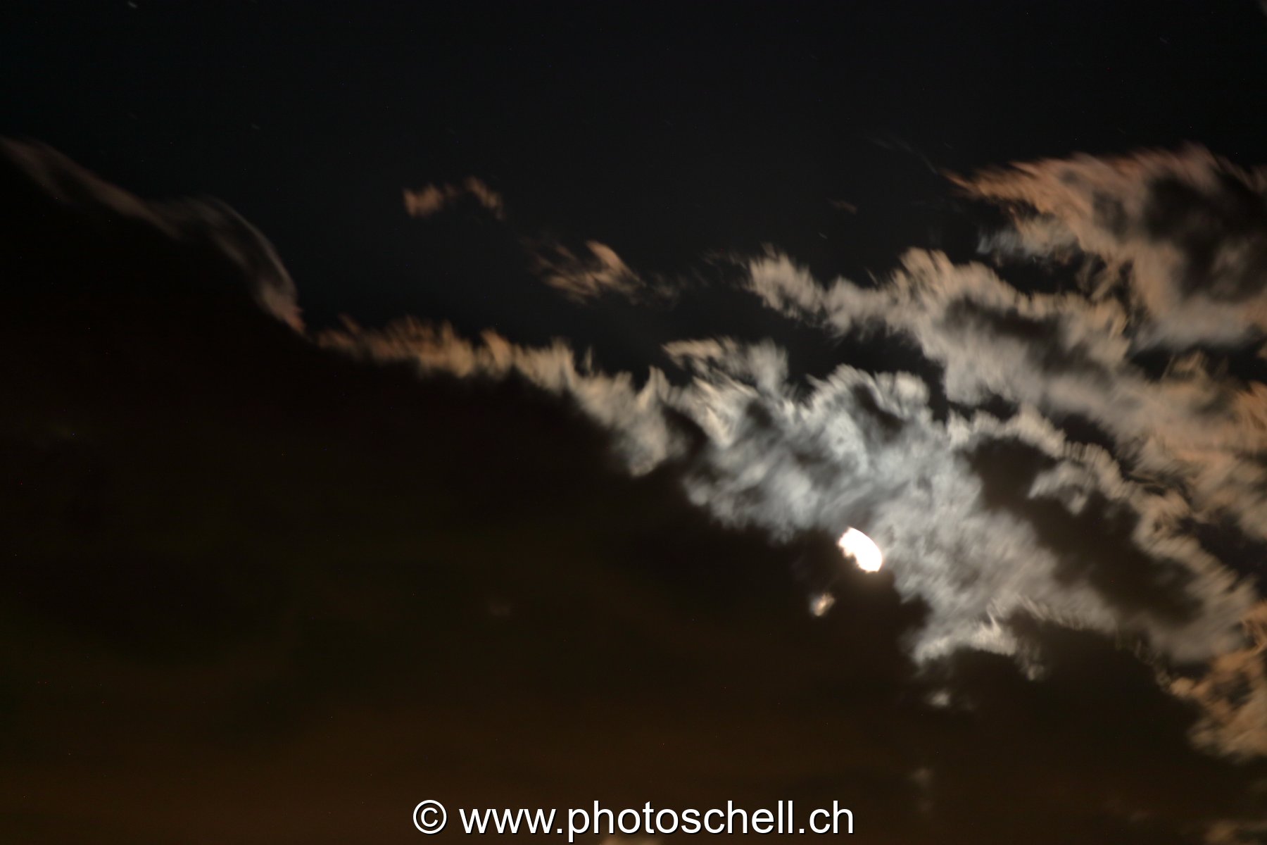 Lune cachée derrière les nuages