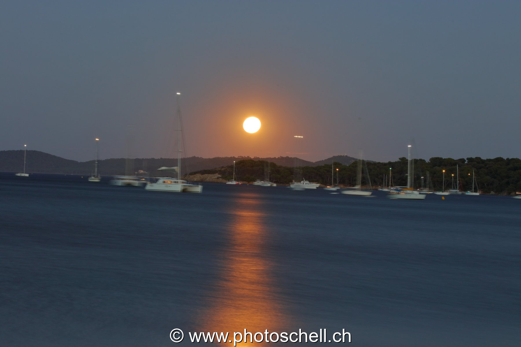 Lever de pleine lune sur la mer