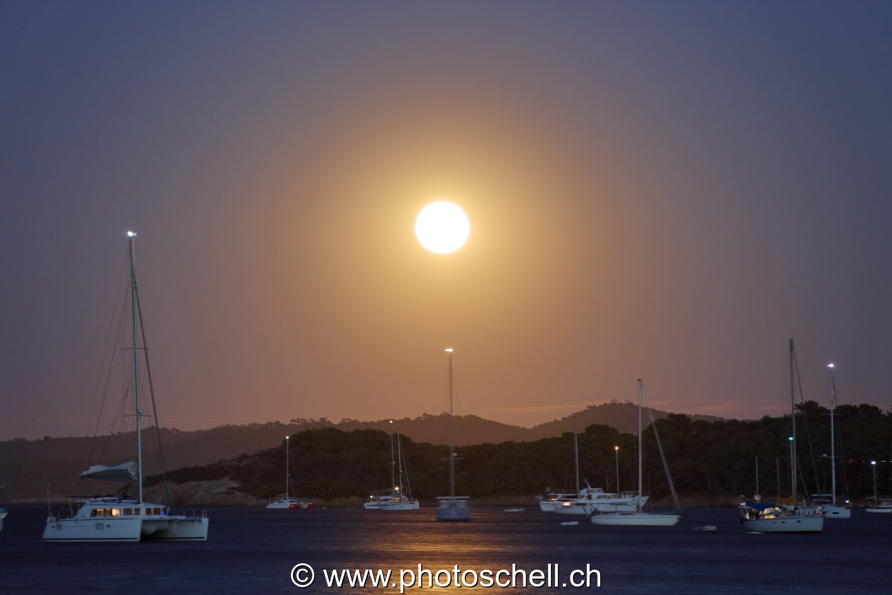 Lever de pleine lune sur la mer