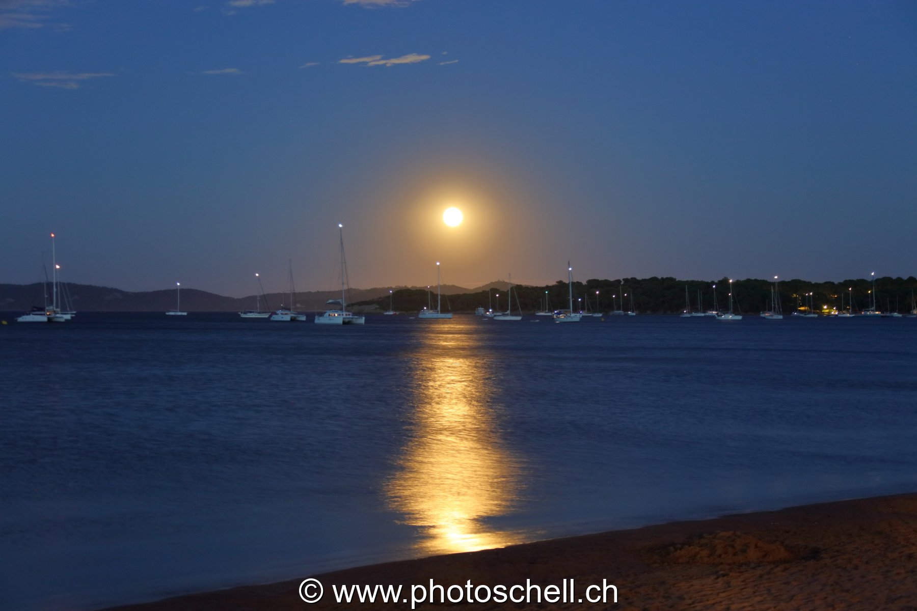 Lever de pleine lune sur la mer
