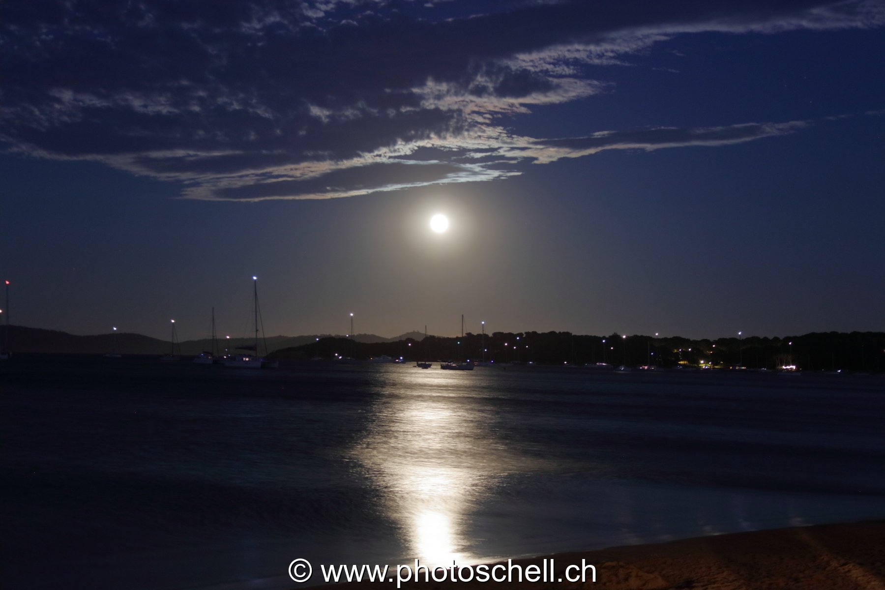 Lever de pleine lune sur la mer