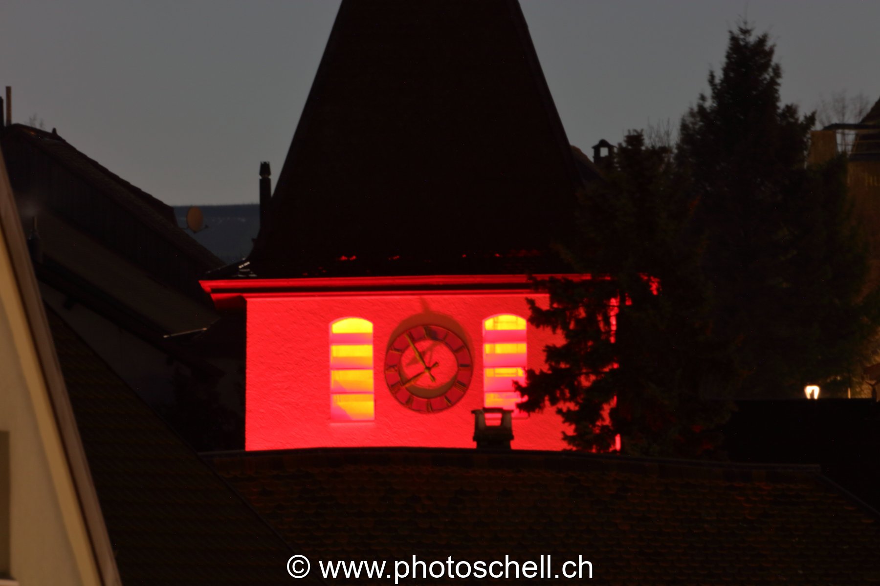 Clocher de Penthaz la nuit