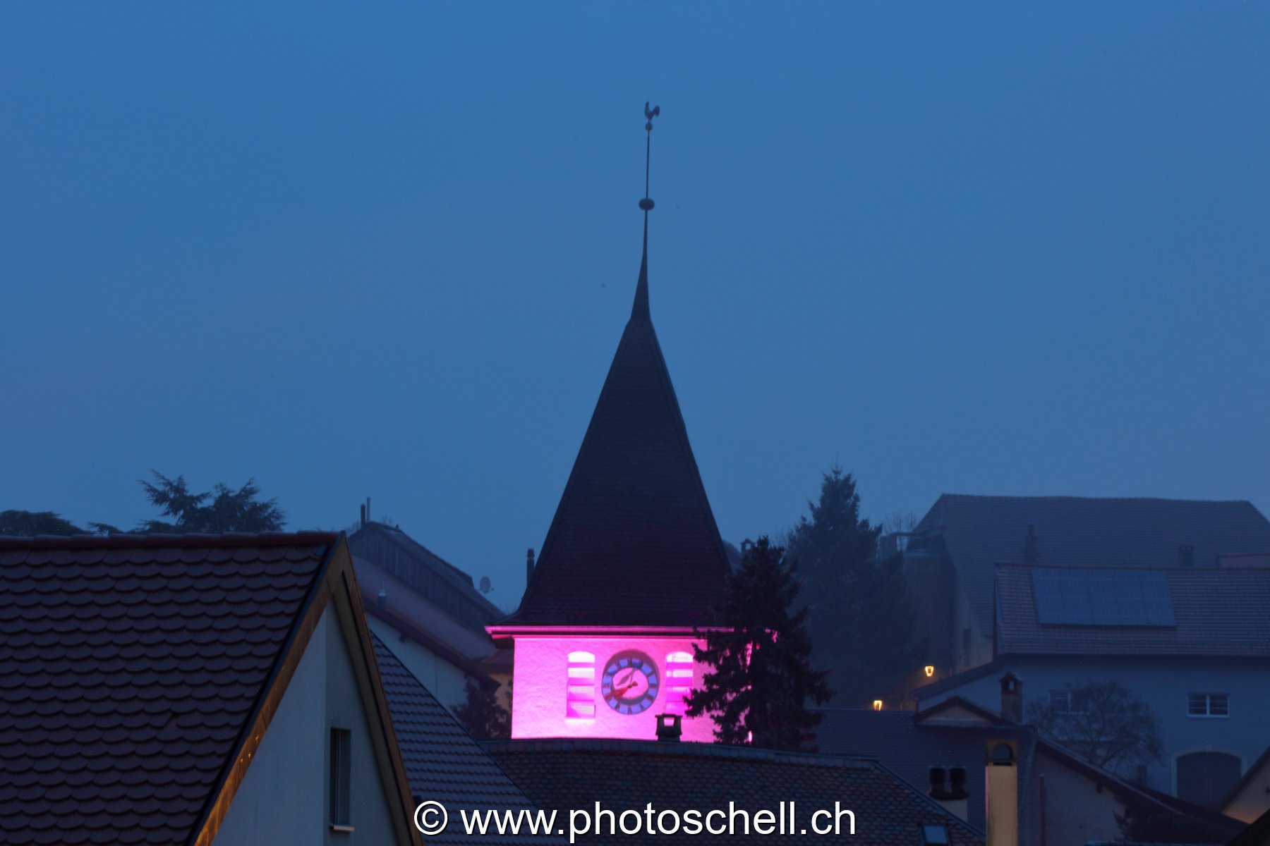 Clocher de Penthaz la nuit