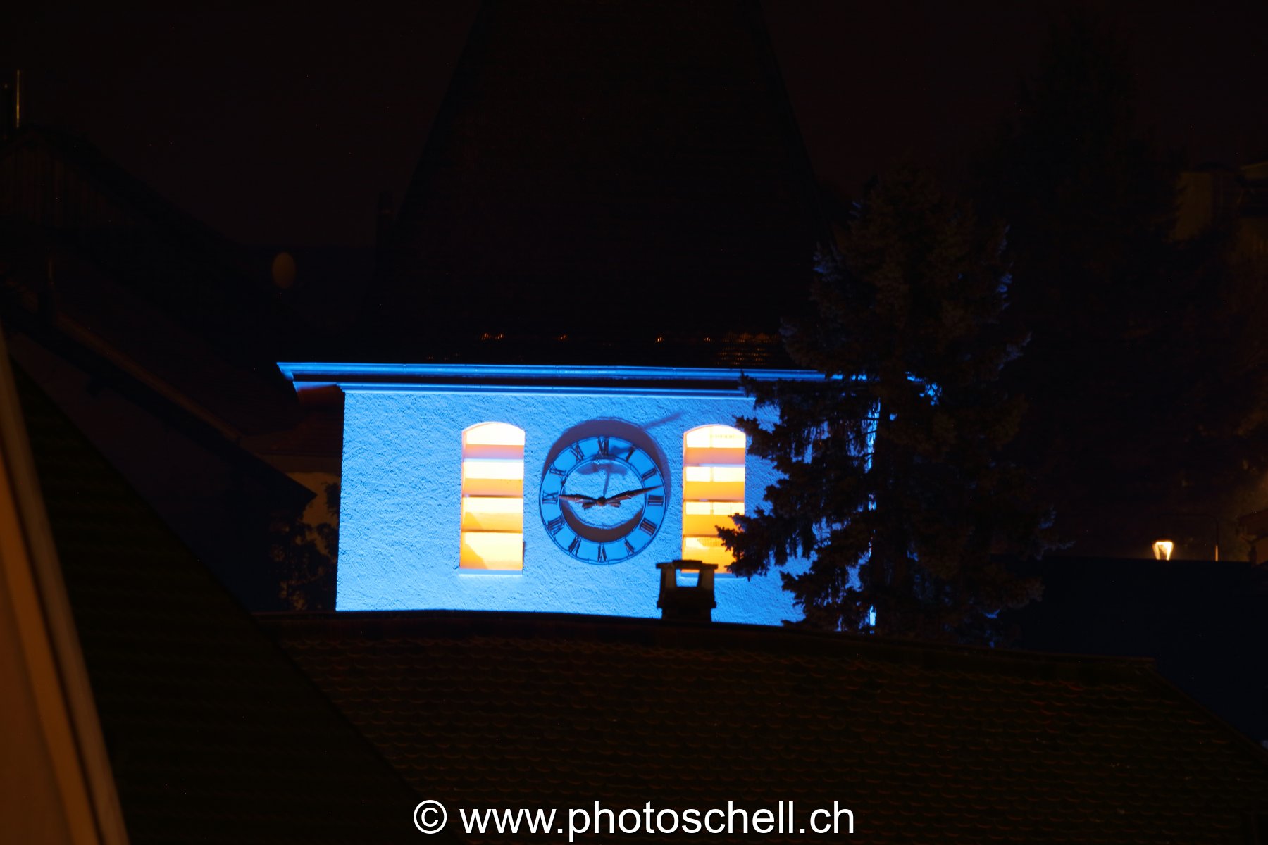 Clocher de Penthaz la nuit