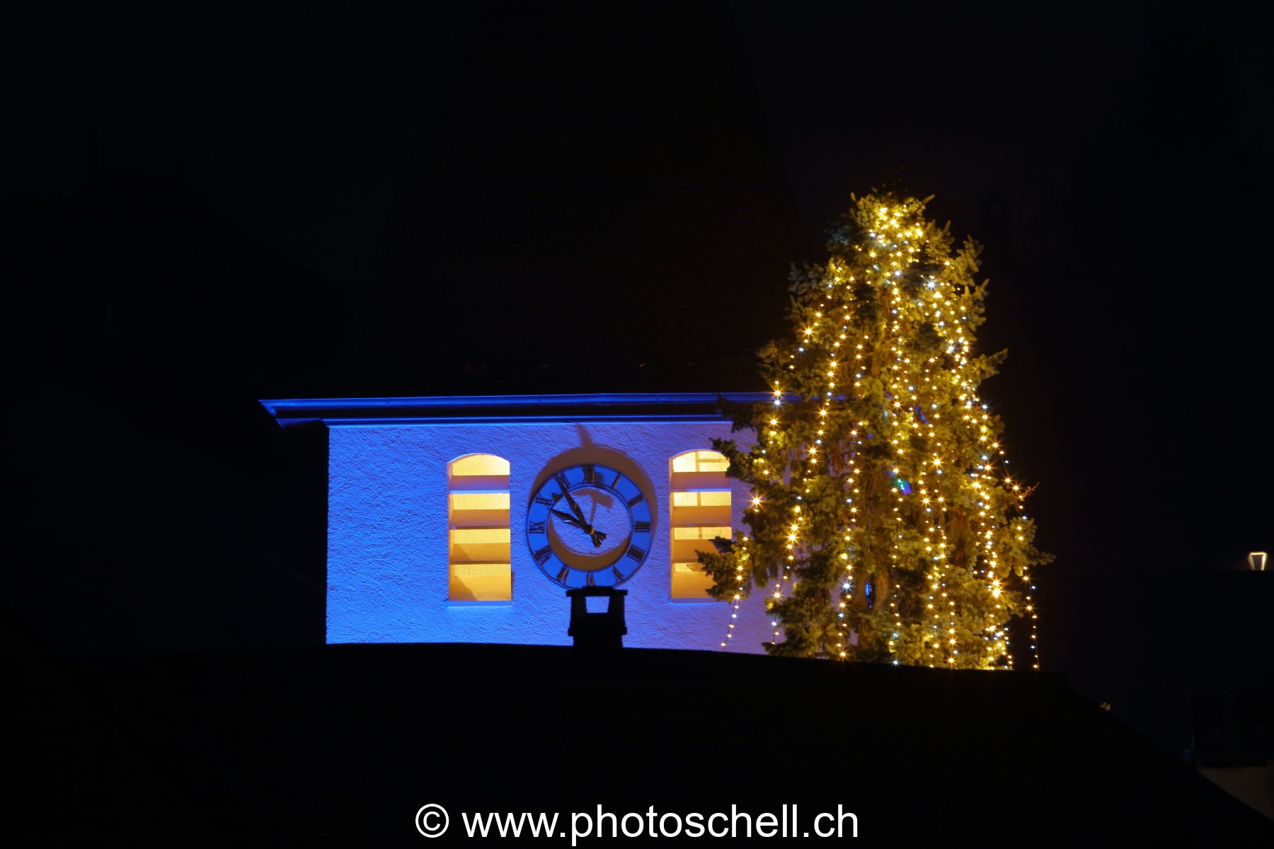 Clocher de Penthaz la nuit