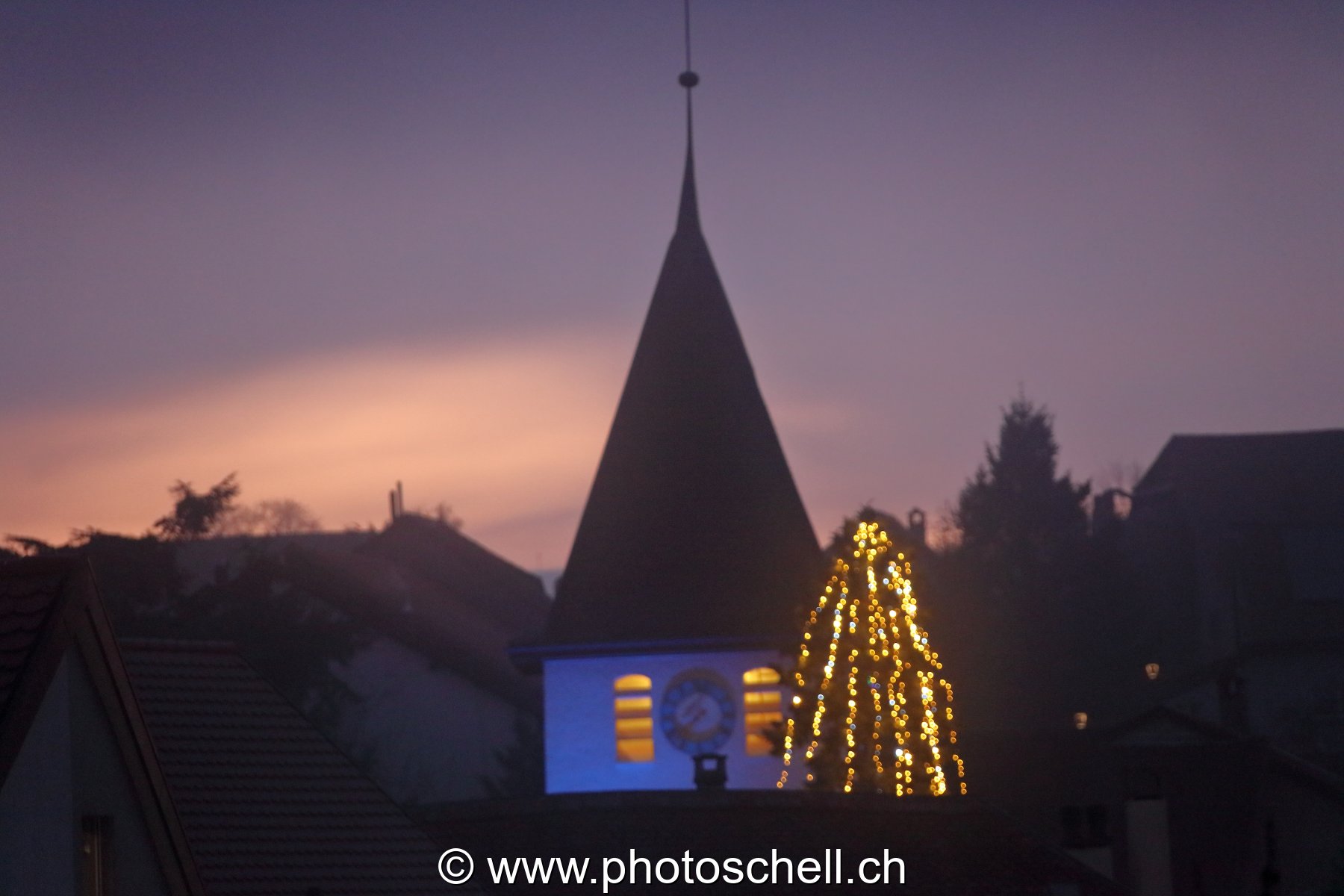 Clocher de Penthaz la nuit