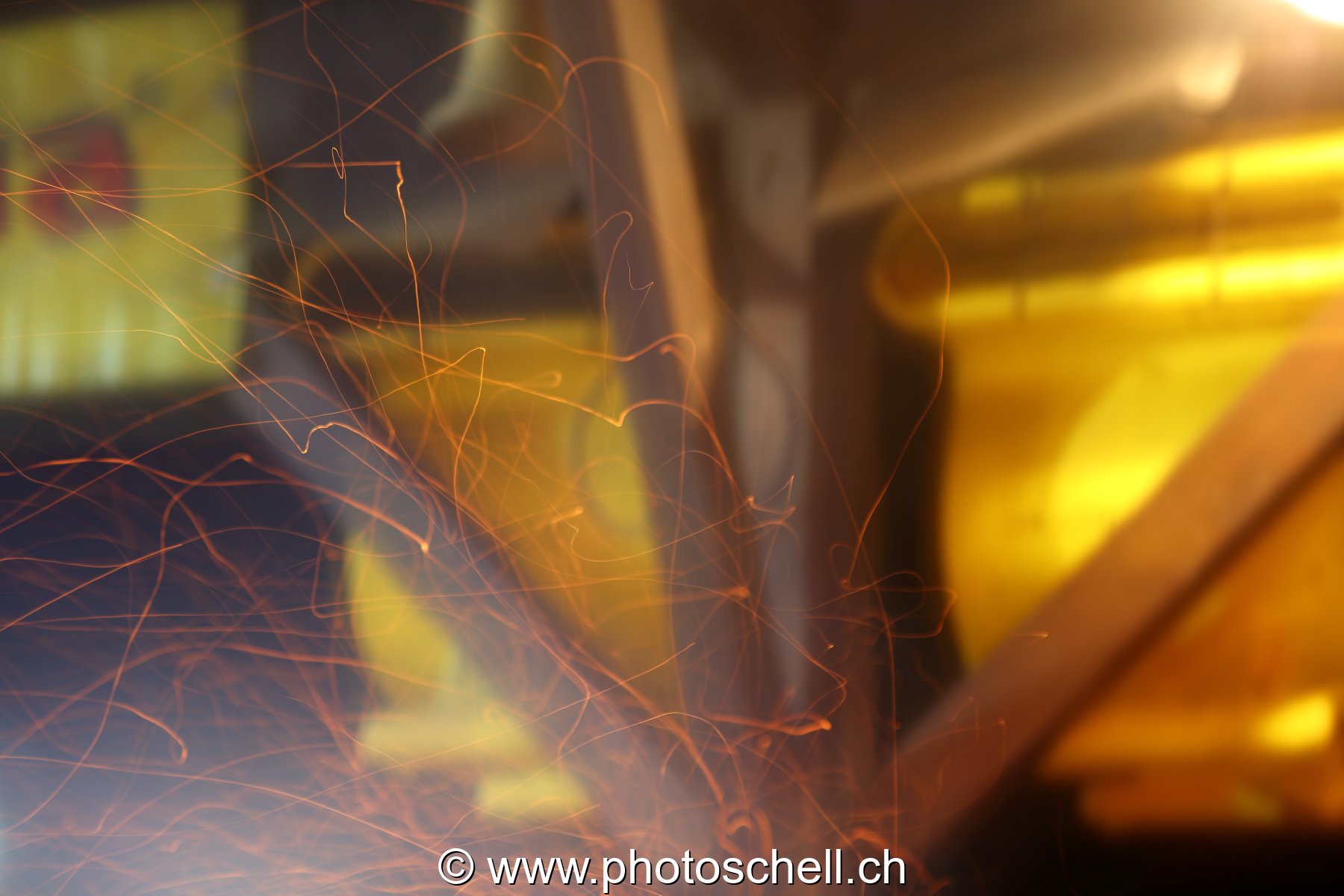 Braises incandescentes et leurs trajectoires erratiques
